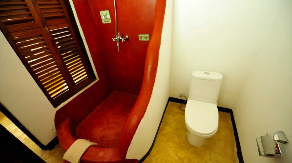 La douche dans une salle de bains de l'hôtel en Tanzanie