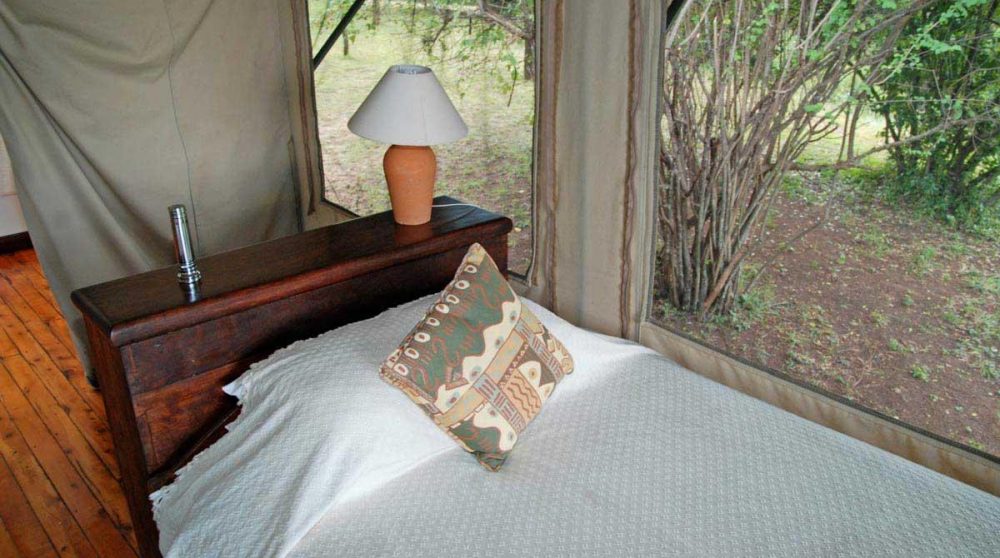 Lit dans une tente dans le Masai Mara