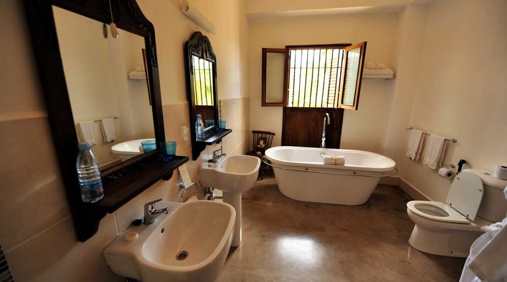 La salle de bains avec baignoire à Zanzibar