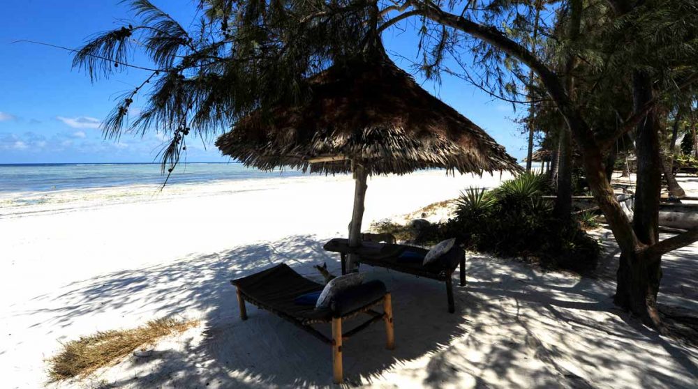 Chaises longues à la plage en Tanzanie