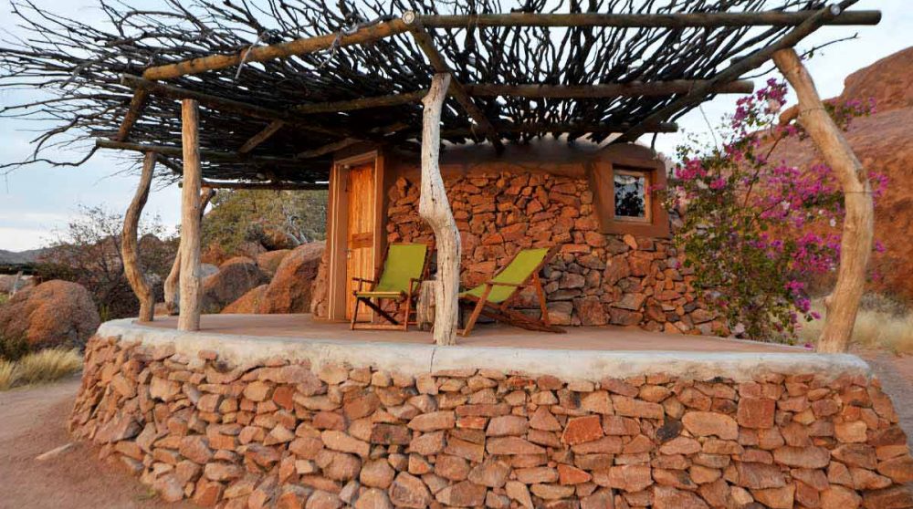 Fauteuils devant une chambre