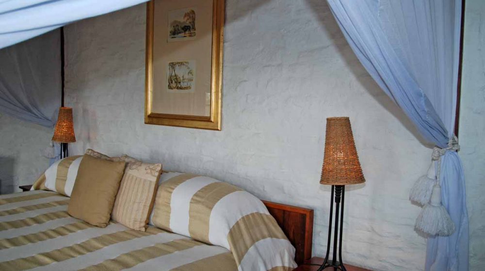 Le lit dans la chambre