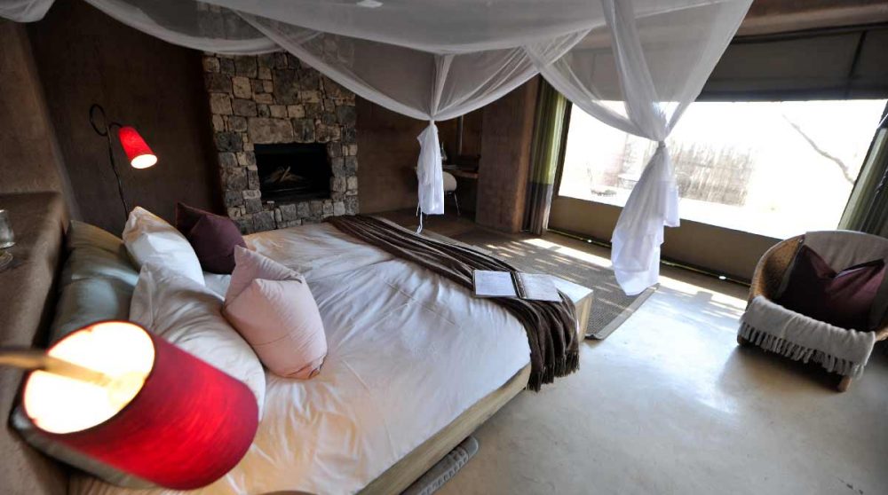 Lit confortable dans une chambre