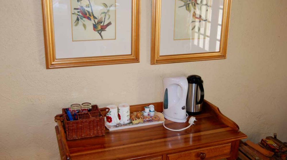 Le bureau avec une bouilloire