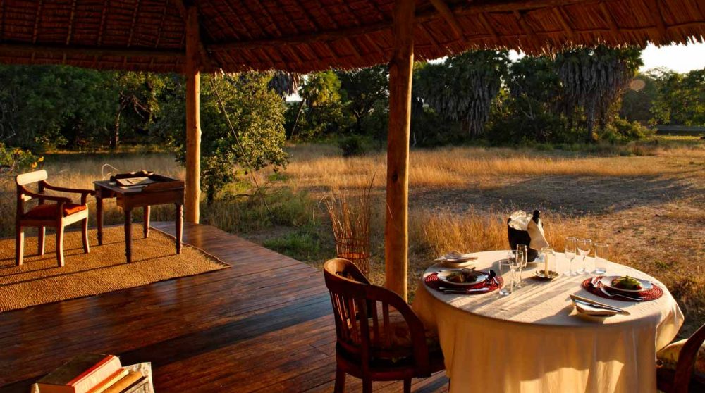 Dîner pour deux au coucher du soleil