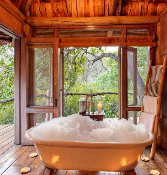 La baignoire avec des bougies