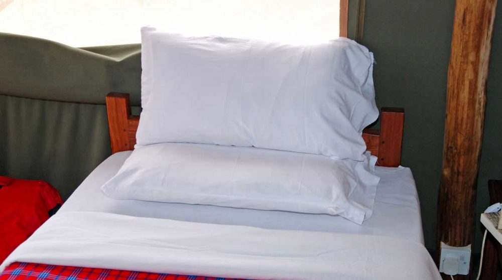 Un lit dans une tente double