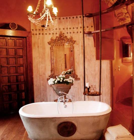 La baignoire dans une salle de bains