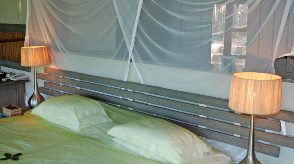 Un lit dans une chambre