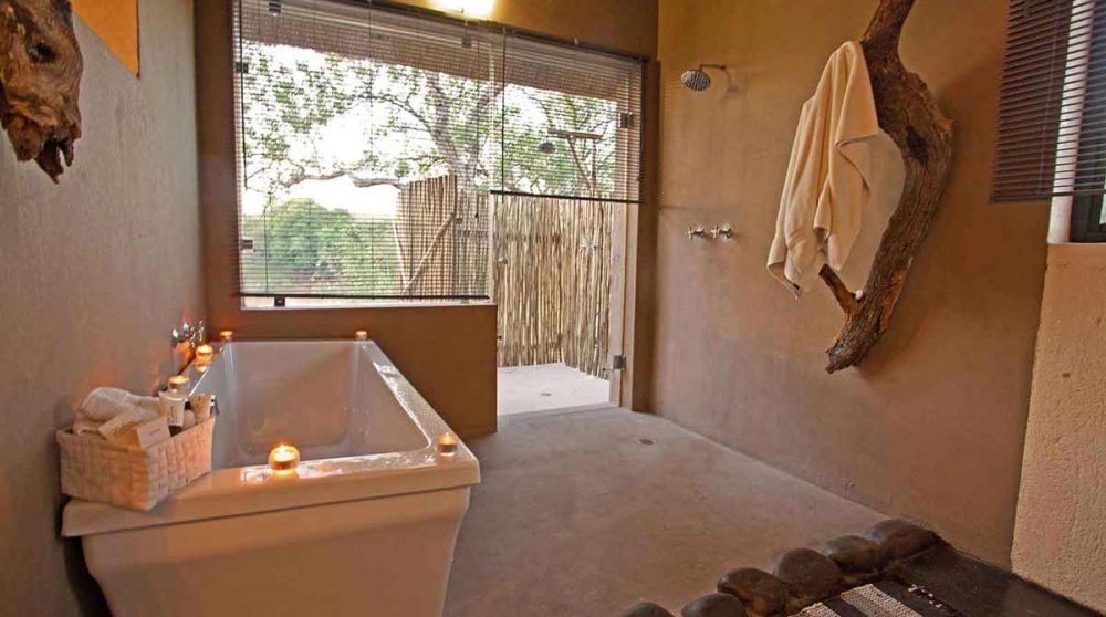 La baignoire, la douche intérieure et la douche extérieure