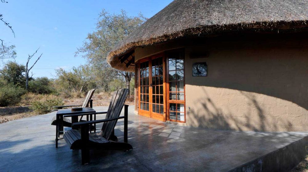 Une terrasse avec des fauteuils