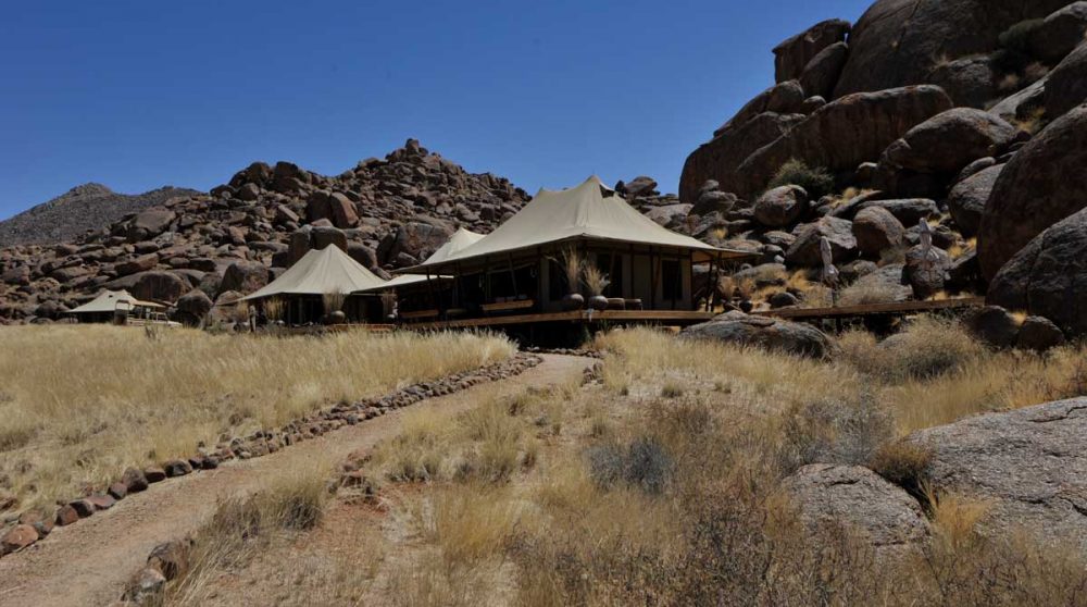 Le camp entouré de rochers