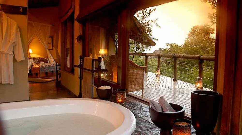 Vue sur un balcon depuis la salle de bains