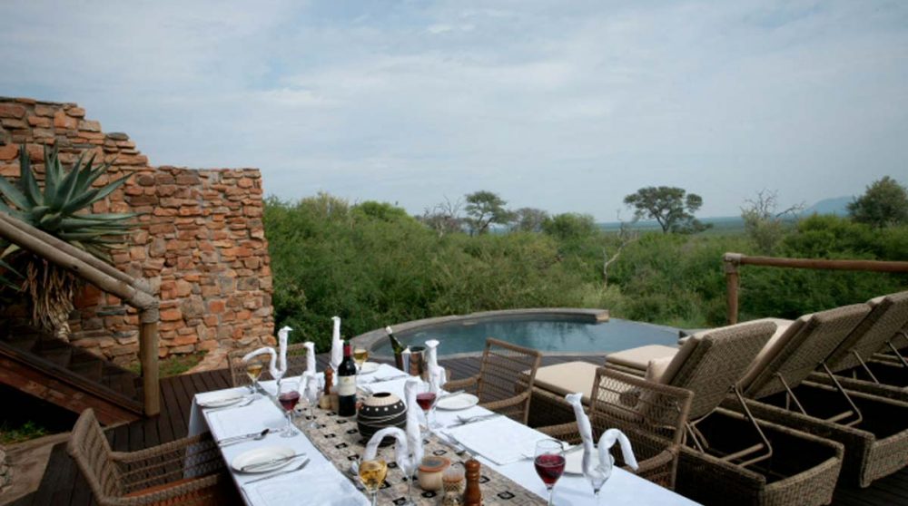 Piscine et table pour le dîner