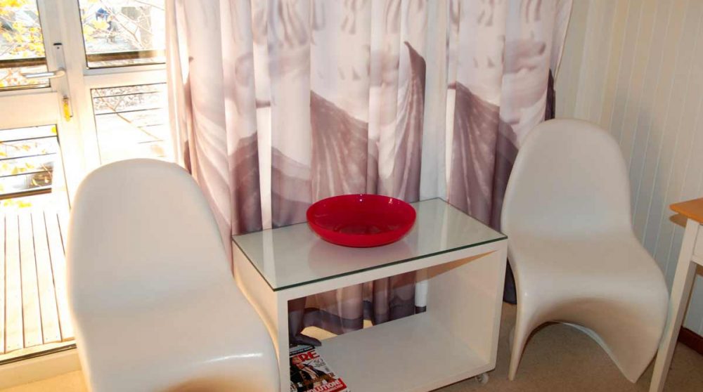 Fauteuils dans une chambre