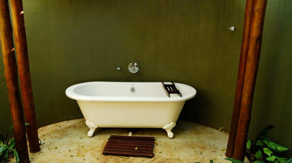 Baignoire à l'ancienne à l'extérieur