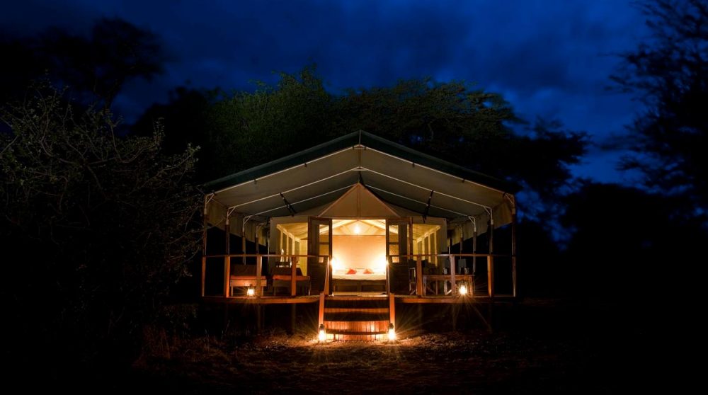 Une tente éclairée la nuit
