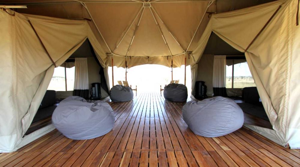 L'espace entre les deux tentes