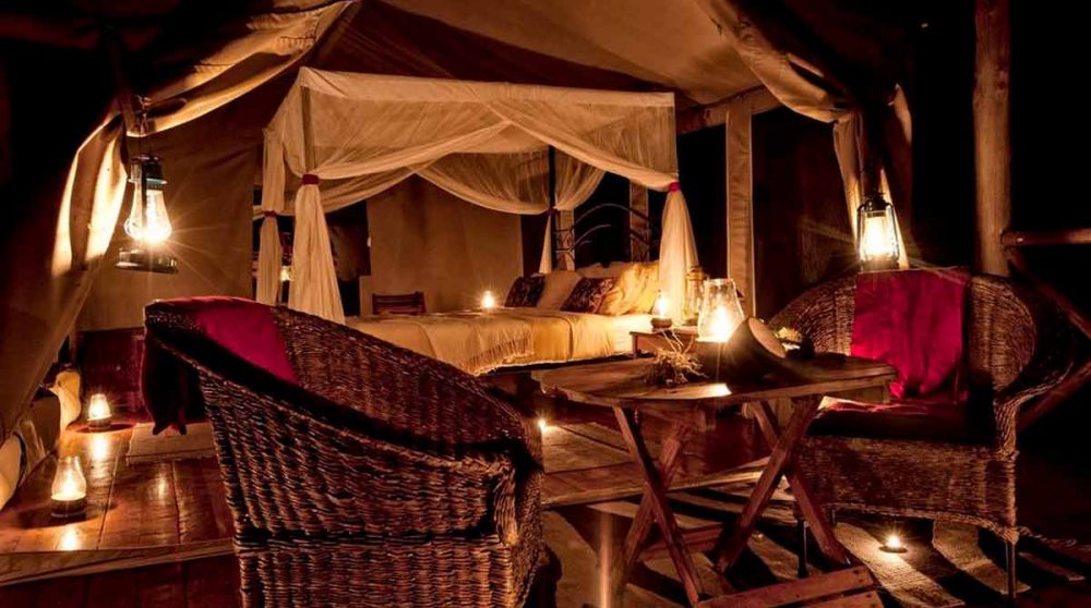 La tente éclairée la nuit