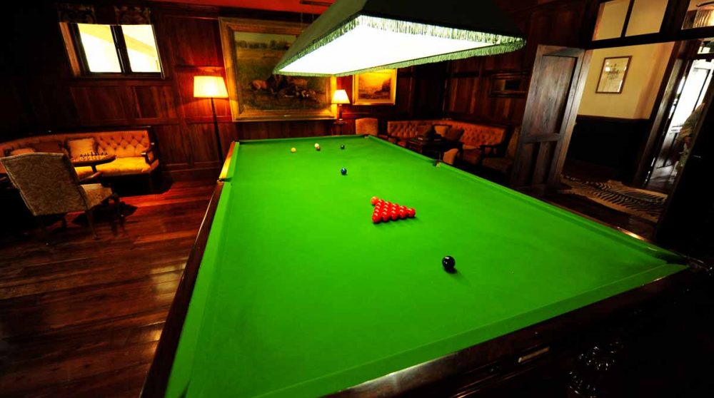 Une salle avec un billard