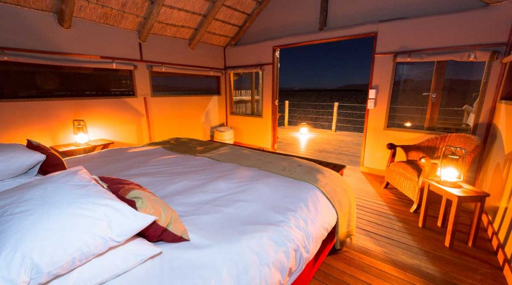 Vue nocturne d'une chambre