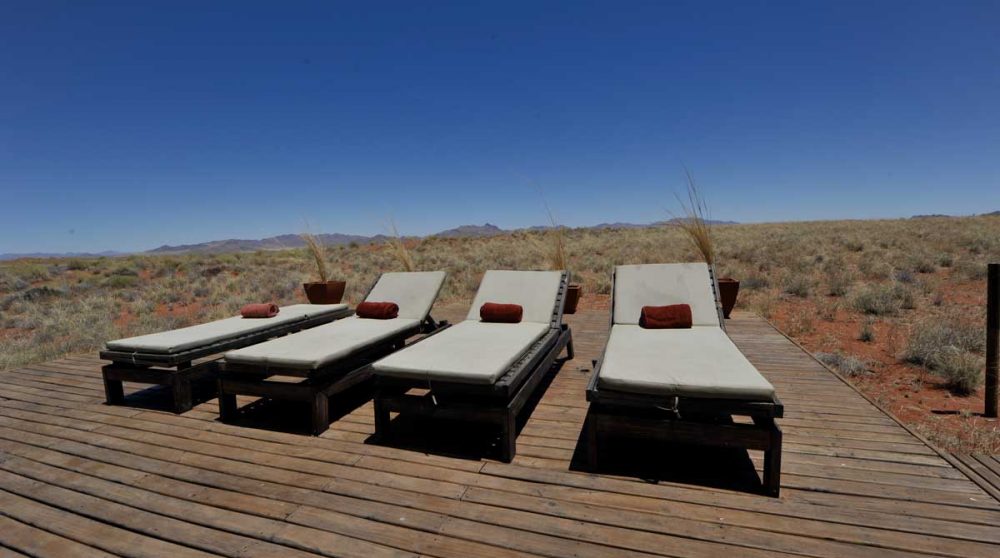 Chaise longues au bord de la piscine