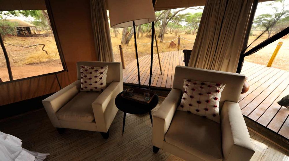 Fauteuils dans une chambre