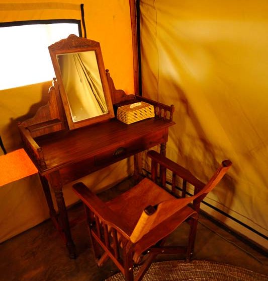 Une coiffeuse dans la tente dans le Ngorongoro