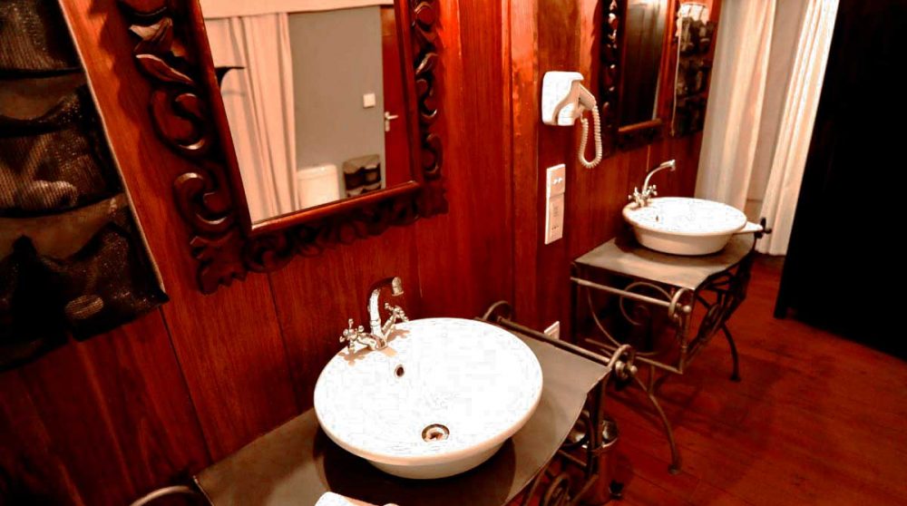 Lavabo dans une salle de bains en Tanzanie