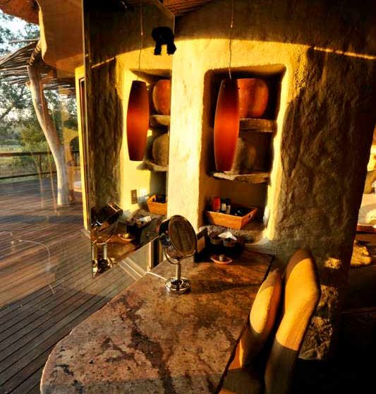 Salle de bains donnant sur une terrasse en Afrique du Sud