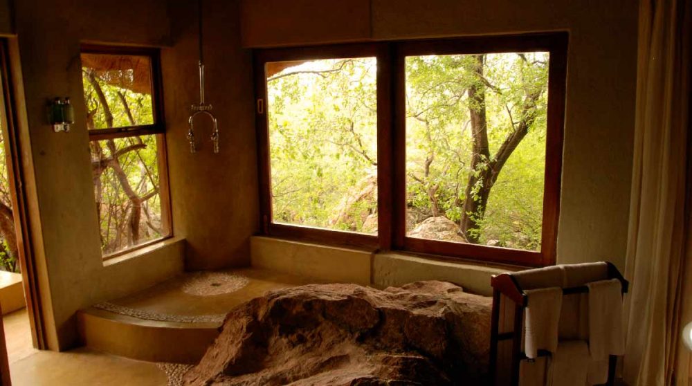 La douche dans une salle de bains à Madikwe