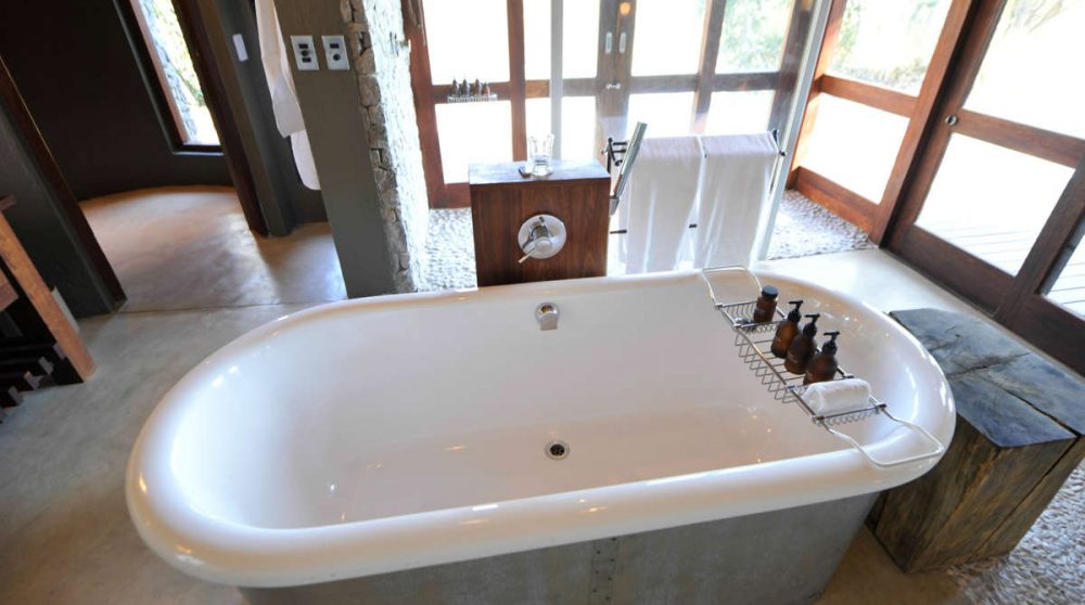 Vue sur la baignoire à Sabi Sand