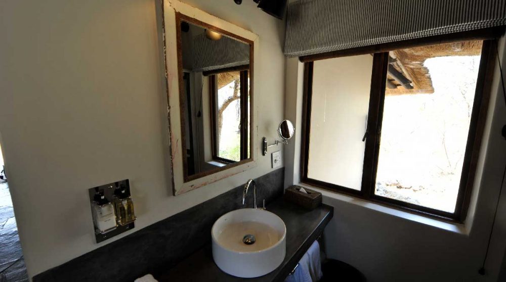Lavabo dans une salle de bains à Etosha