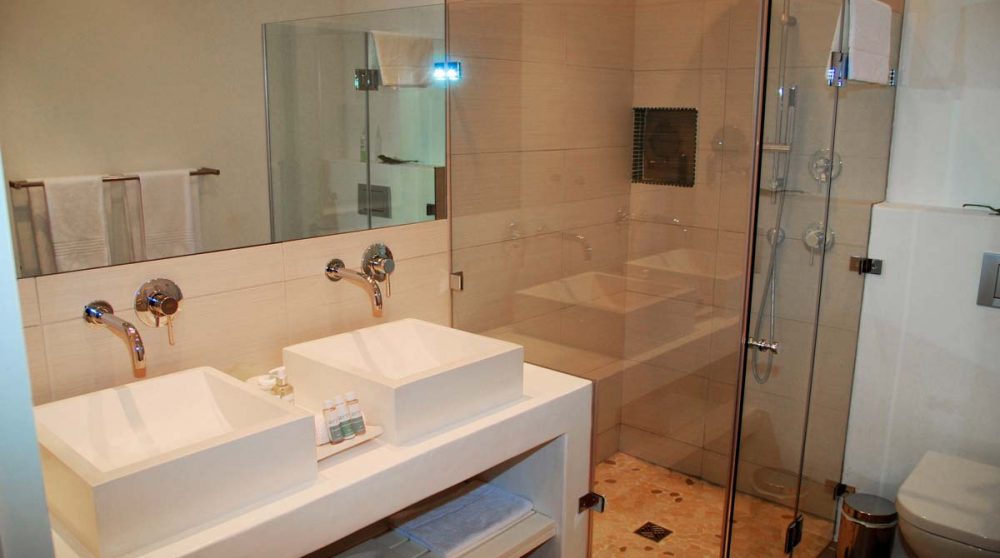 La salle de bains avec une douche au Cap