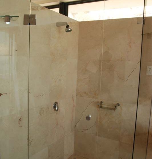 Douche dans une salle de bains au Cap