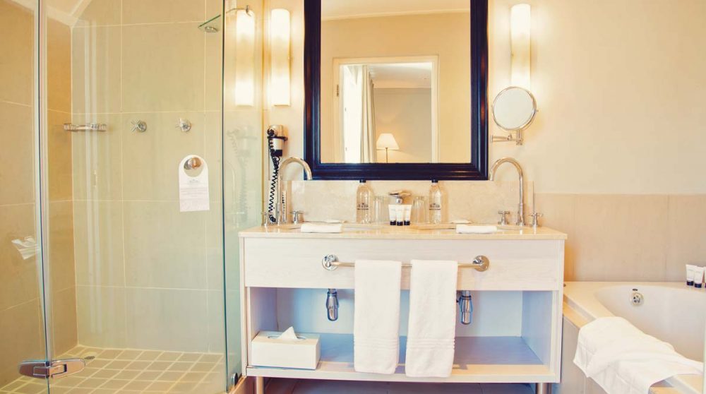 Baignoire et douche dans une salle de bains à Franschooek