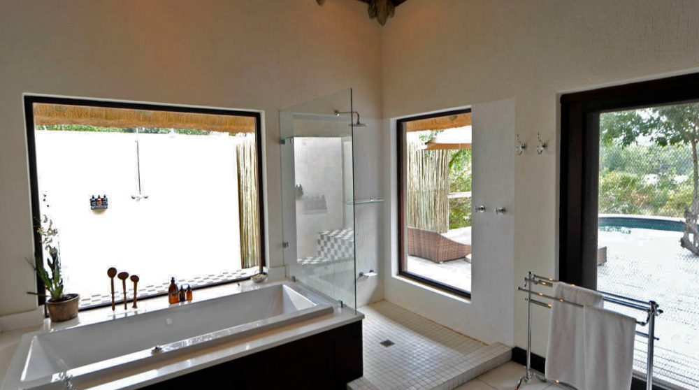 Vue d'une salle de bains à Londolozi