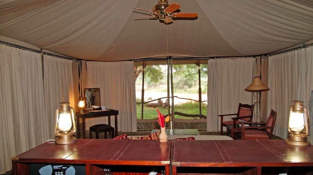 Vue sur le jardin depuis une tente à Samburu