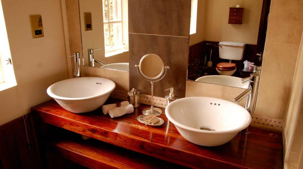 Vasques dans une salle de bains à Nairobi