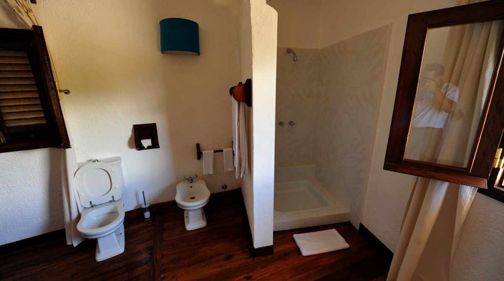 La douche dans une salle de bains de l'hôtel à Zanzibar