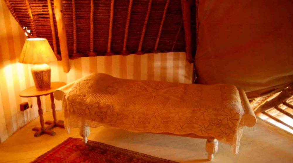 Lit à l'étage de la chambre à Mombasa