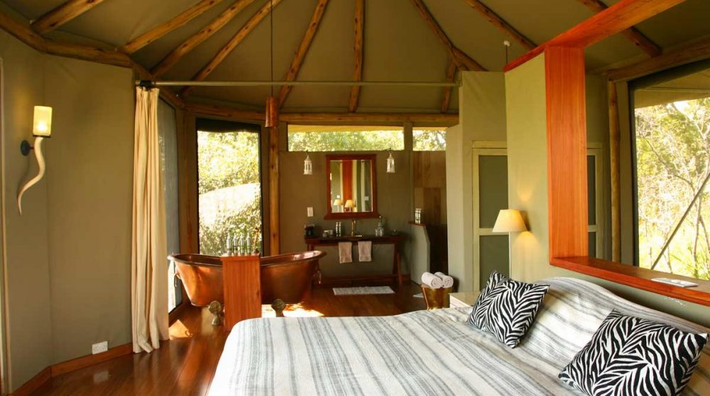 Lit dans la tente dans le Masai Mara