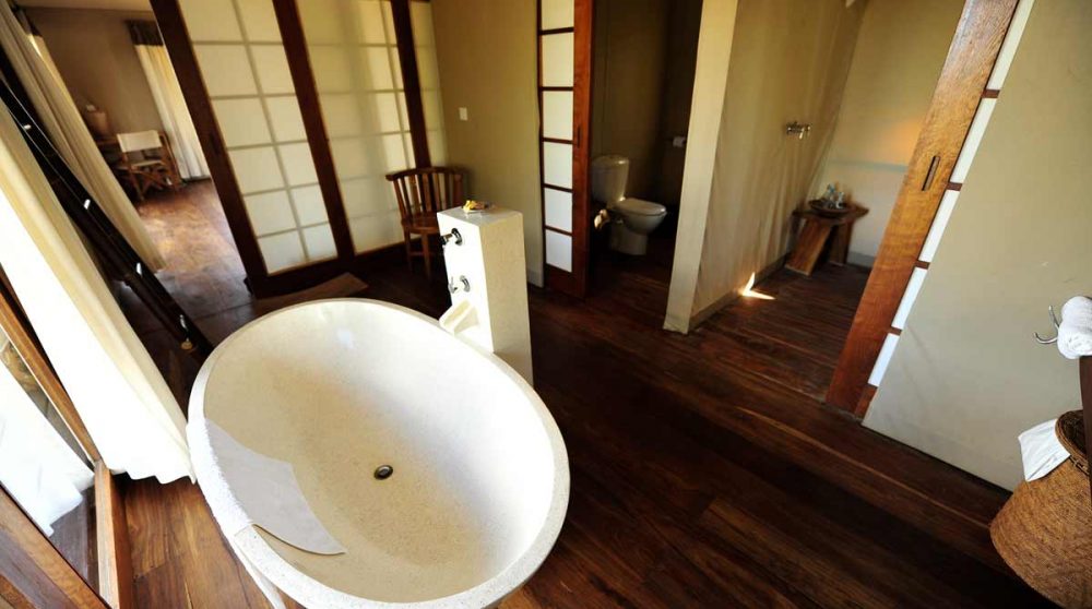 Une salle de bains au camp dans le parc du Serengeti