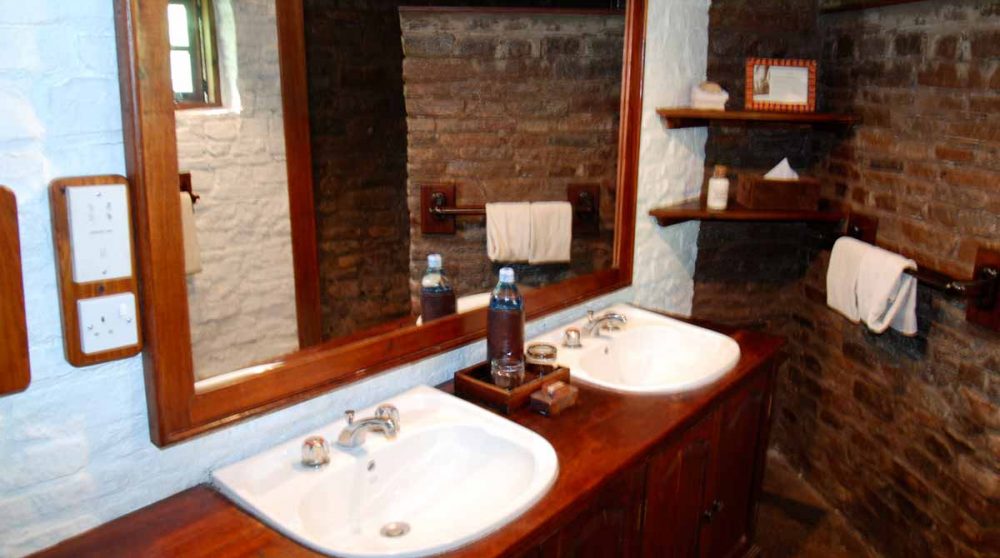 Une salle de bains au camp dans le parc du Serengeti