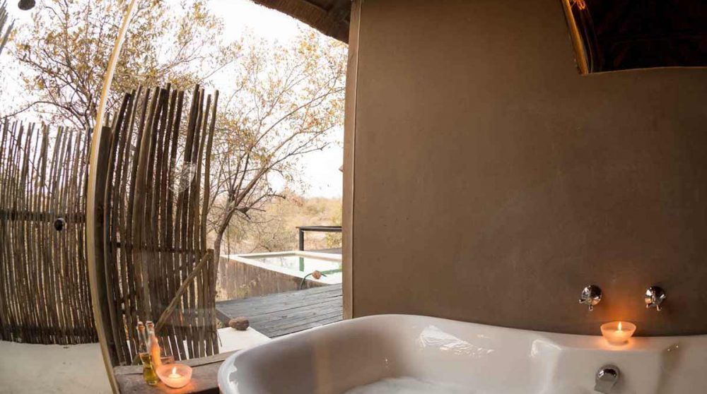 La baignoire et la douche extérieure