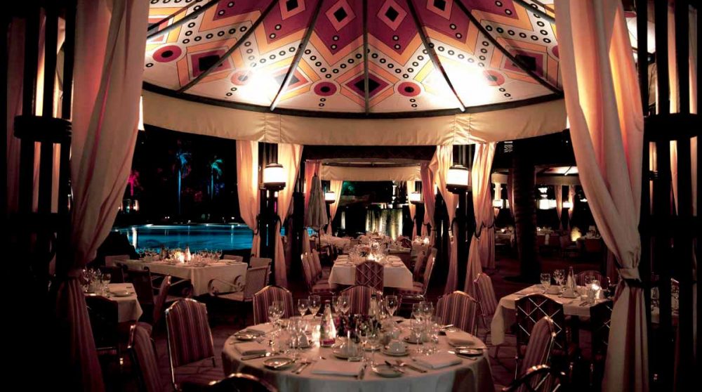 Restaurant près de la piscine