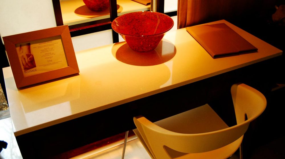 Un bureau dans une chambre