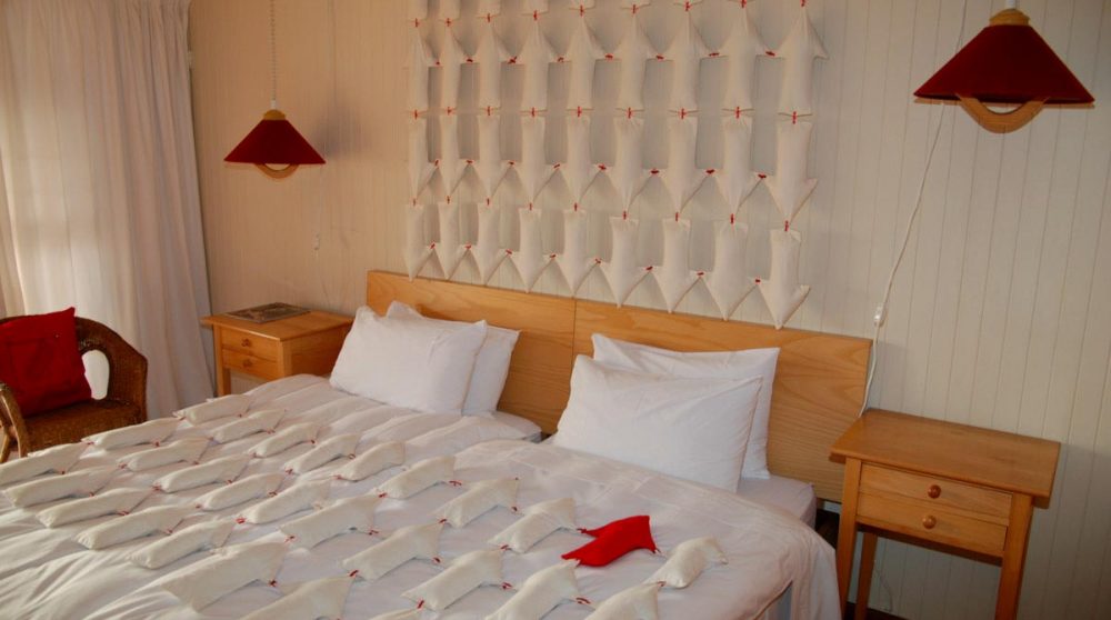 Un lit dans une chambre