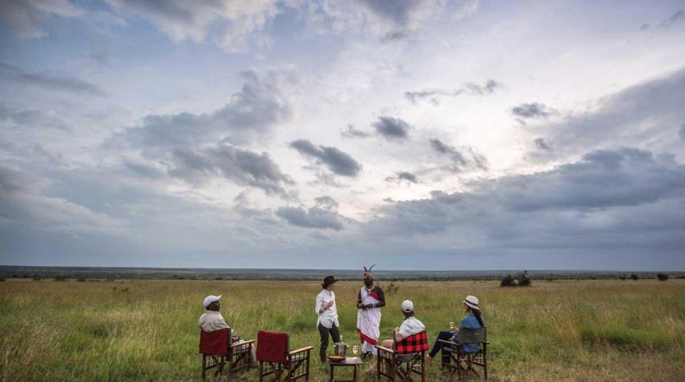 Apéritif au coucher du soleil lors d'un safari