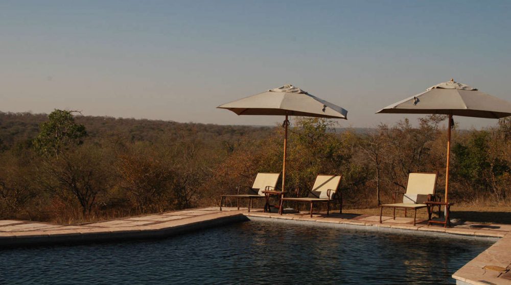 Chaises longues au bord de la piscine